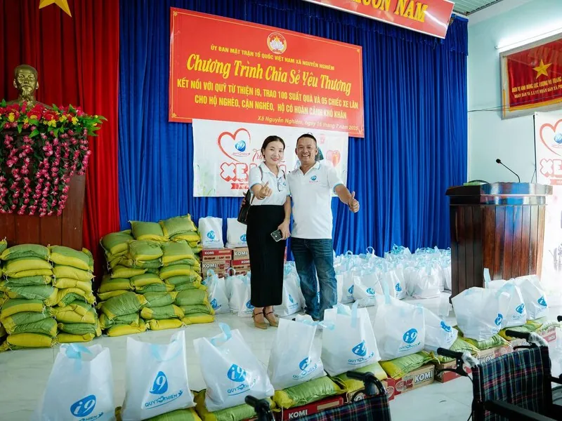 Giao diện người dùng thân thiện trên nhiều thiết bị, với hình ảnh cộng đồng người chơi nổ hũ 789 đang tương tác vui vẻ và nhận được hỗ trợ tận tâm.