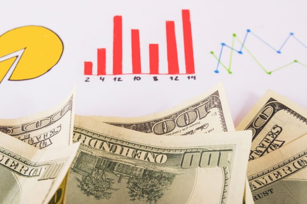 Biểu tượng lá chắn bảo mật và các biểu đồ phân tích dữ liệu chuyên nghiệp, tượng trưng cho sự minh bạch và an toàn trong đánh giá nổ hũ 789.