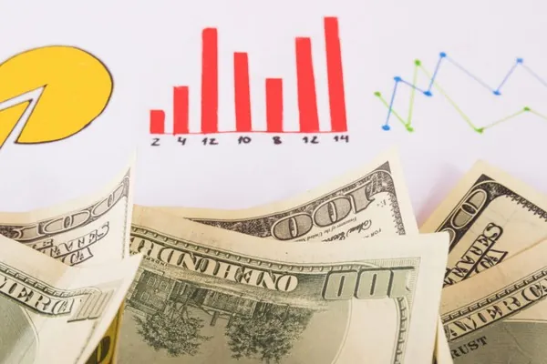 Biểu tượng lá chắn bảo mật và các biểu đồ phân tích dữ liệu chuyên nghiệp, tượng trưng cho sự minh bạch và an toàn trong đánh giá nổ hũ 789.